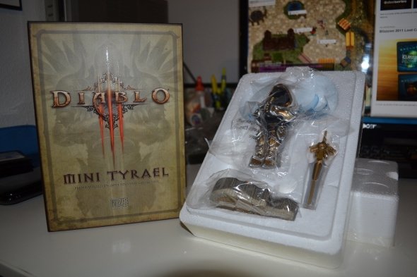 Mini Tyrael Statue